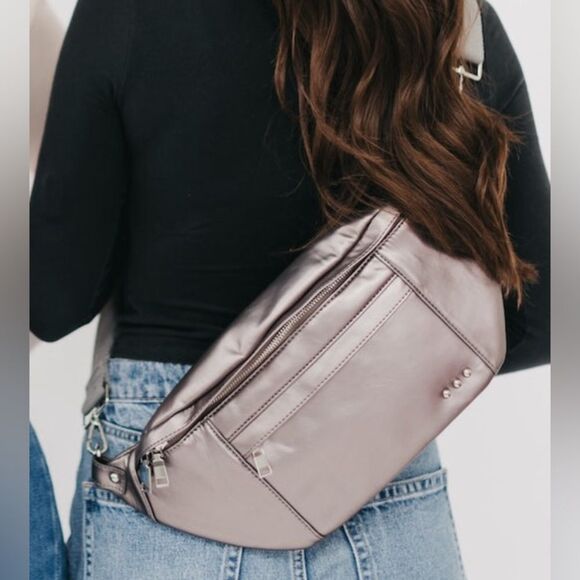 Pretty Simple Marley Metallic Oversized Bum Bag/Metallic Grey - Picture 4 of 12